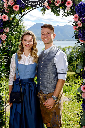 die Dressurreiter Selina Söder und Raphael Netz beim Almauftrieb 2024 Summer Edition auf "Gut Kaltenbrunn" am Tegernsee (©Foto: JK - Lovemark PR für Kinga Mathe) 